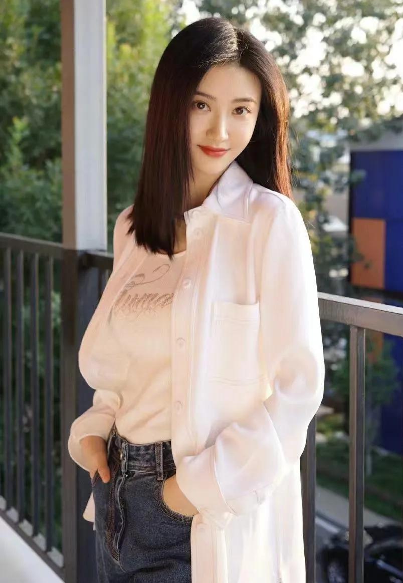 谁懂啊！景甜这状态直接美到我心巴上！💘白衬衫+牛仔裤，简单又高级，衬得她