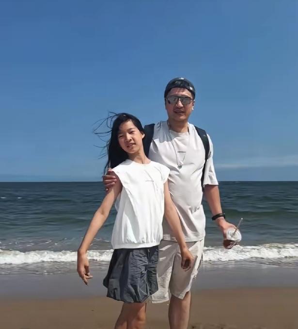 张雪峰突然离世，全网最心疼的就是他年仅11岁的女儿张姩菡。他直播中提及女儿时，总