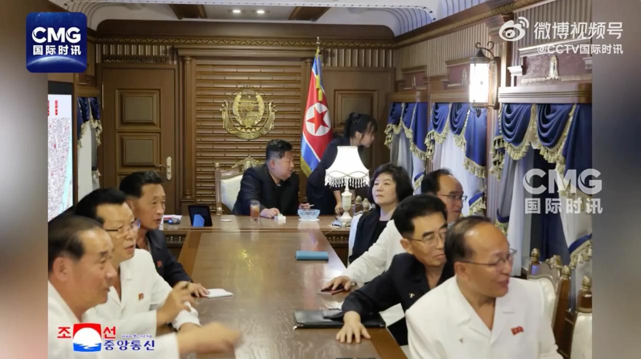 金正恩的专列：“铁甲堡垒”金正恩的专列叫“太阳号”，由10到15节车厢组成，时
