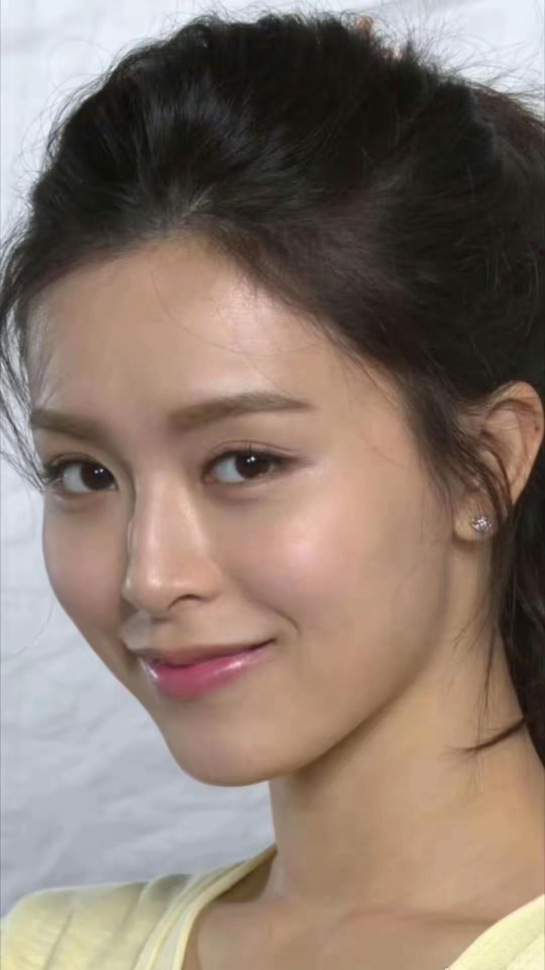 文咏珊，第一次是在电影🎬内衣少女里面看到她，就觉得确实好看，那时候应该还是嫩模