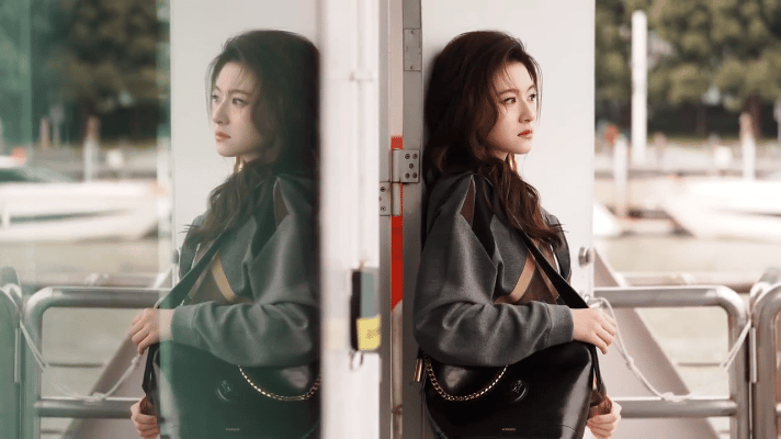 李兰迪耳环消失术李兰迪这波美貌暴击！拼接夹克配鎏金短裙复古又飒，靠墙抬眸带疏