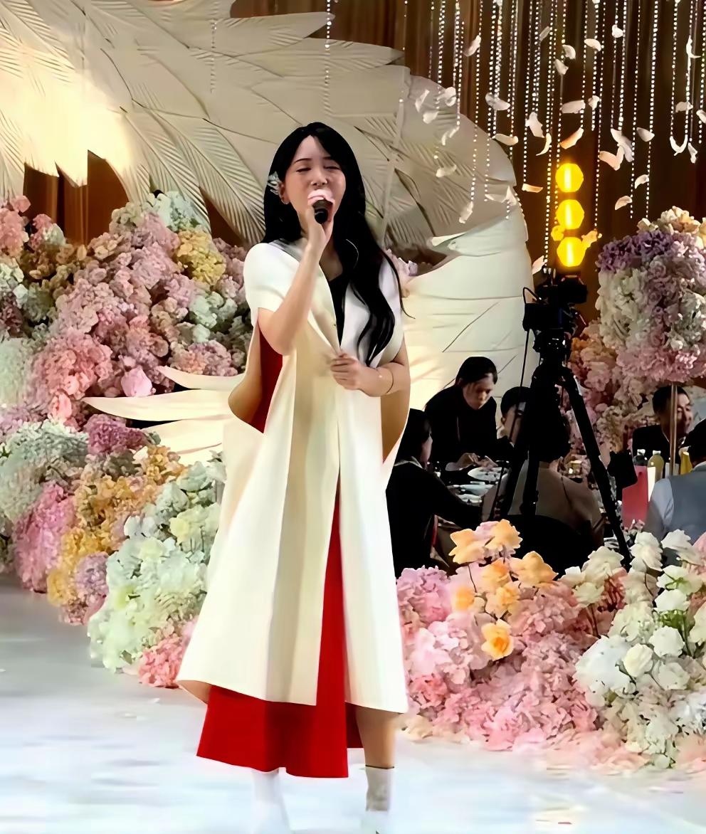 金莎这场婚庆演出，哪是心酸，分明是“坐着赚钱”的教科书案例。三首歌，35万
