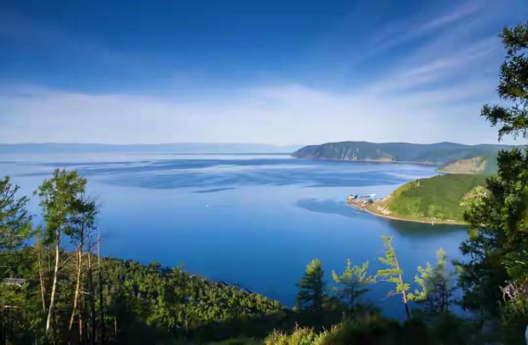 美丽的贝加尔湖——我们流连忘返在美丽的湖畔，多少年以后往事随云走，那纷飞的冰雪容