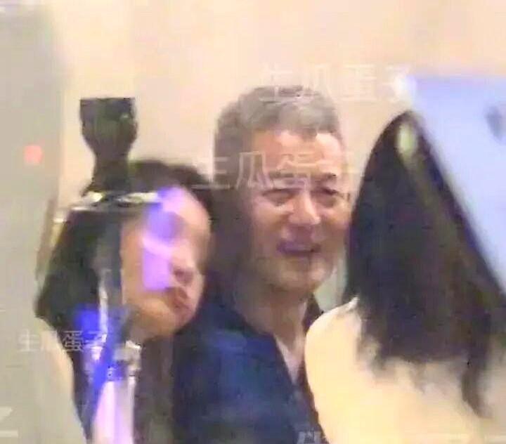 视频里，孟桐揽着陌生女子走进那英别墅，19年婚姻瞬间裂成两半。镜头倒回：200