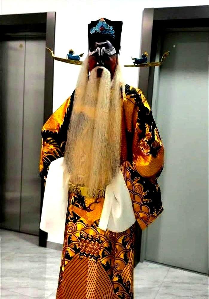 一件蟒袍上百万，郭德纲徒弟们真当黄金往身上贴啊？孟鹤堂下飞机直奔山东绣坊，就