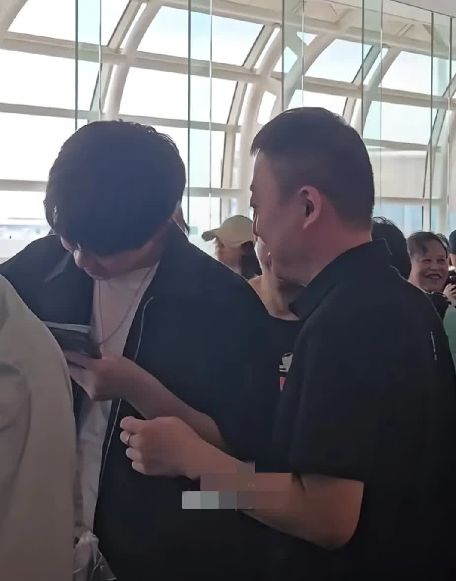 尴尬了！王楚钦在机场被要求签名，刚开口拒绝说“sorry”，还没说完发现
