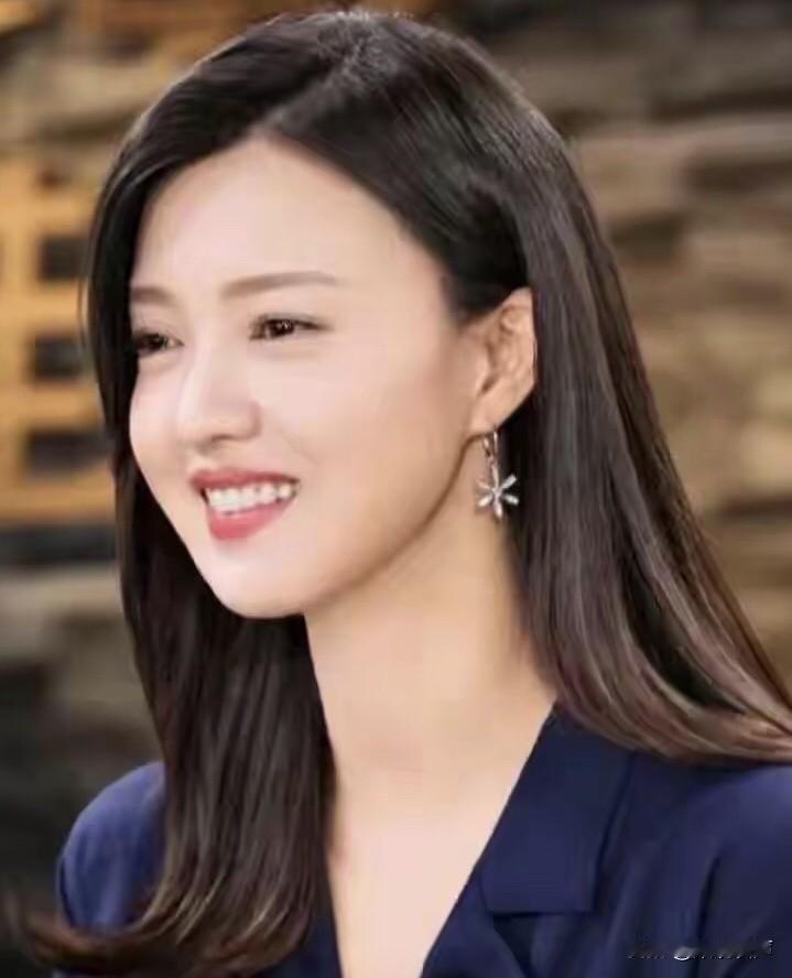 1977年，她出生在湖北武汉，14岁就进入了武汉市艺校学表演，后来又从中央戏剧学