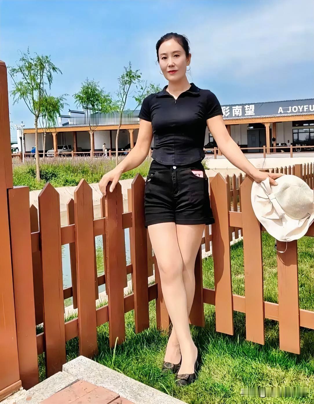 这大姐说，你能猜到她今年多少岁了吗？她说猜中了有奖品，至于，奖品是什么，她说暂时