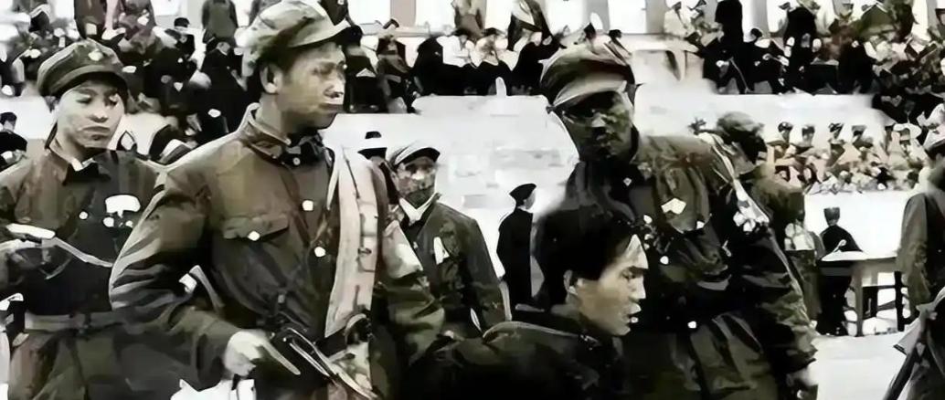 1970年代，戴笠孙子在安徽修拖拉机被判死刑时，背负离奇冤案的他平静地说了一句话
