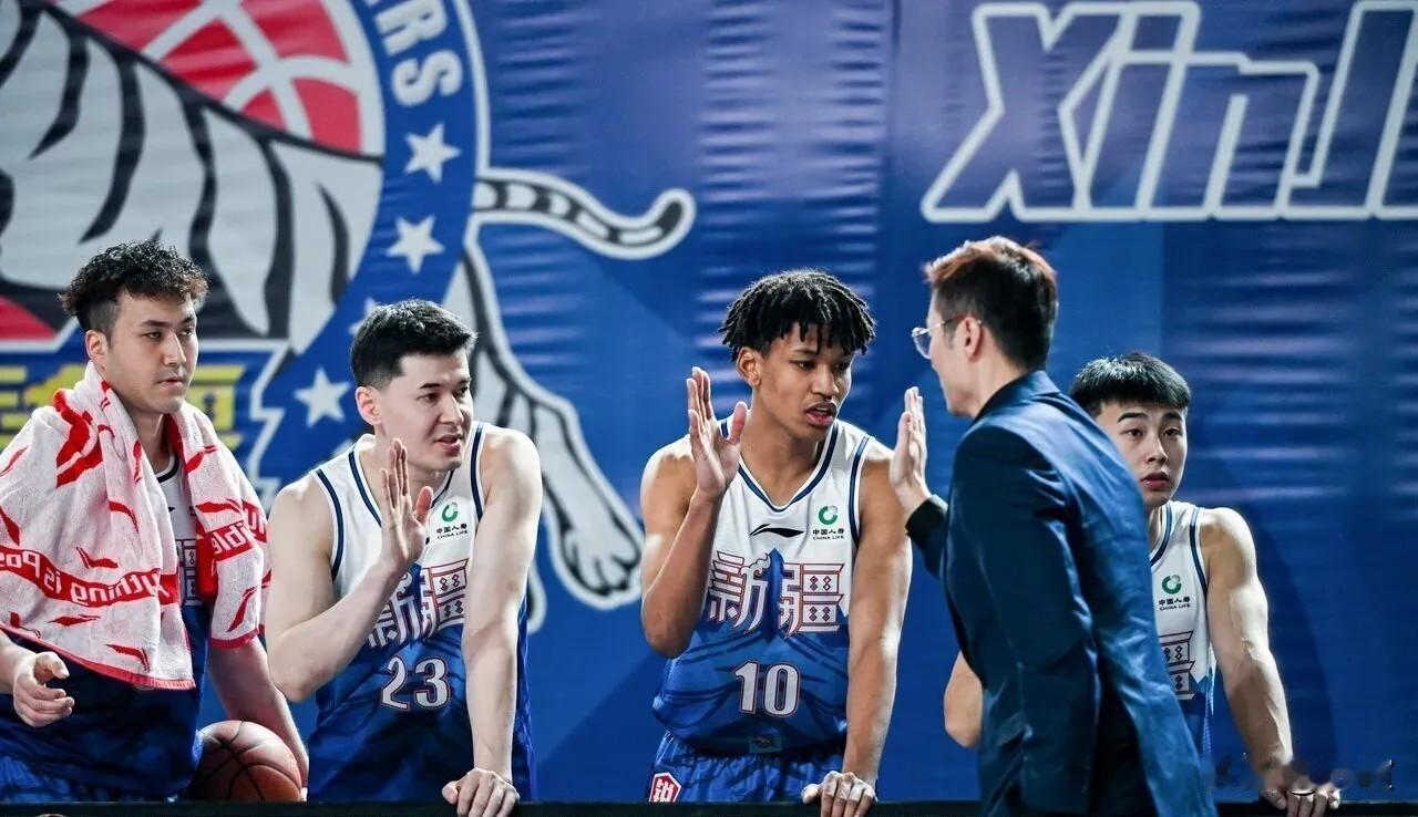 随着伊力福拉提最后时刻的三分球无果而终，新疆男篮6日晚客场76-79惜败广州男篮