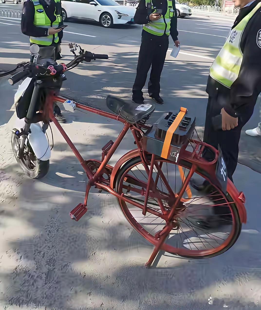 人才把9号改成这样，交警看了笑眯眯的