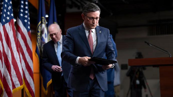 美国众议院议长约翰逊干了件离谱事。参议院全票通过的拨款法案，被他一口否决，直