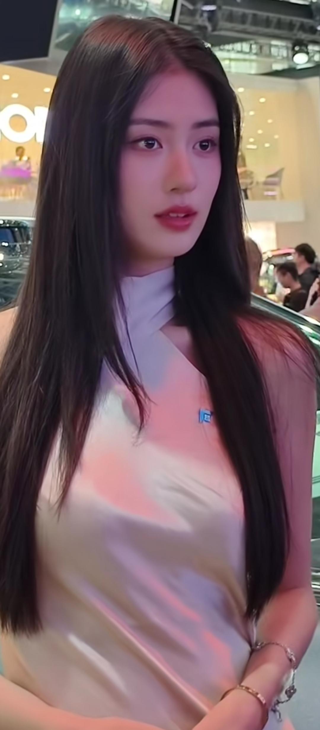 小姐姐穿着好漂亮！