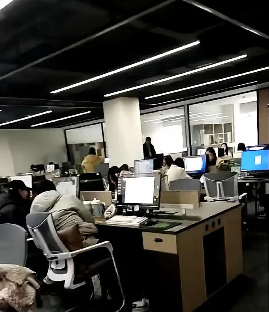 公司有个81年的姐姐挺郁闷的。她有个亲戚之前挂靠社保，好不容易挂靠加上正常缴纳，