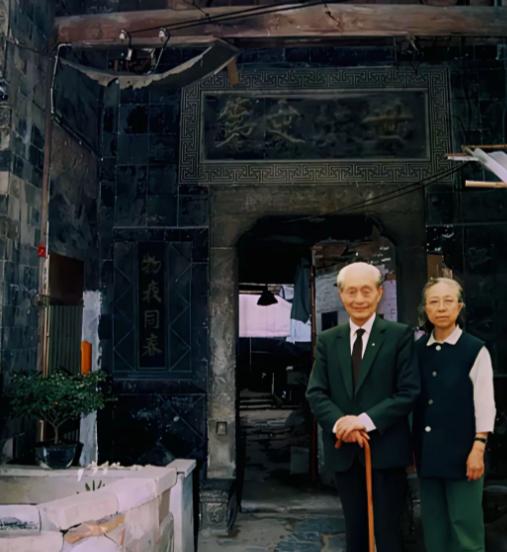 1990年9月，83岁高龄的赵朴初回到家乡安庆，在陈独秀墓前说：你看这墓碑上，只