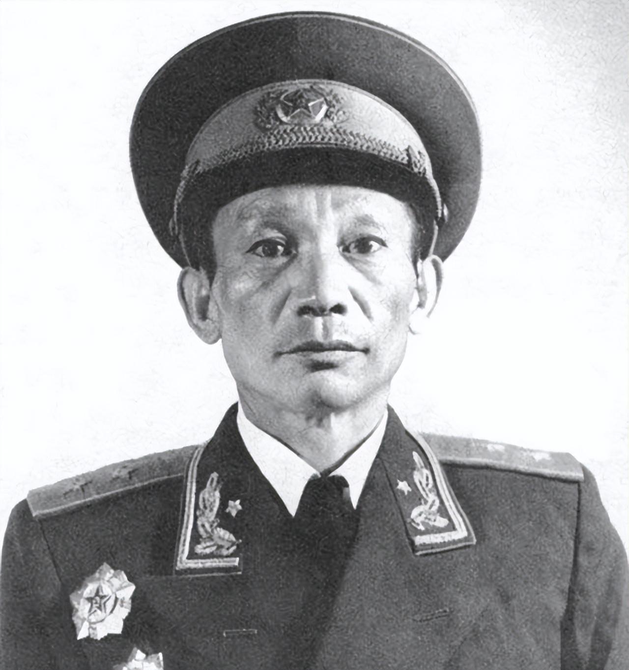 军区副司令正在办公，忽然有人来访：抬头一看，竟是总政治部主任1971年初的一天