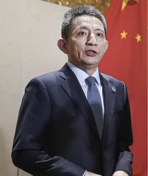 李成钢这几日超级出名，因为他有一口惊艳的英语。很多人都惊呼：原来北大出来的人就