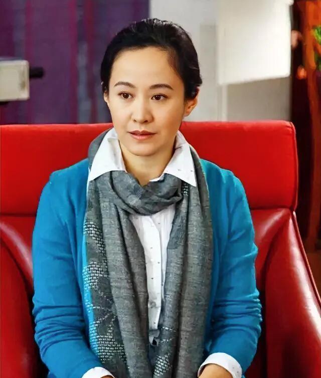 大家还记得照片中的女演员吗？她是上世纪八十年代红极一时的演员，长相清秀大方，为人