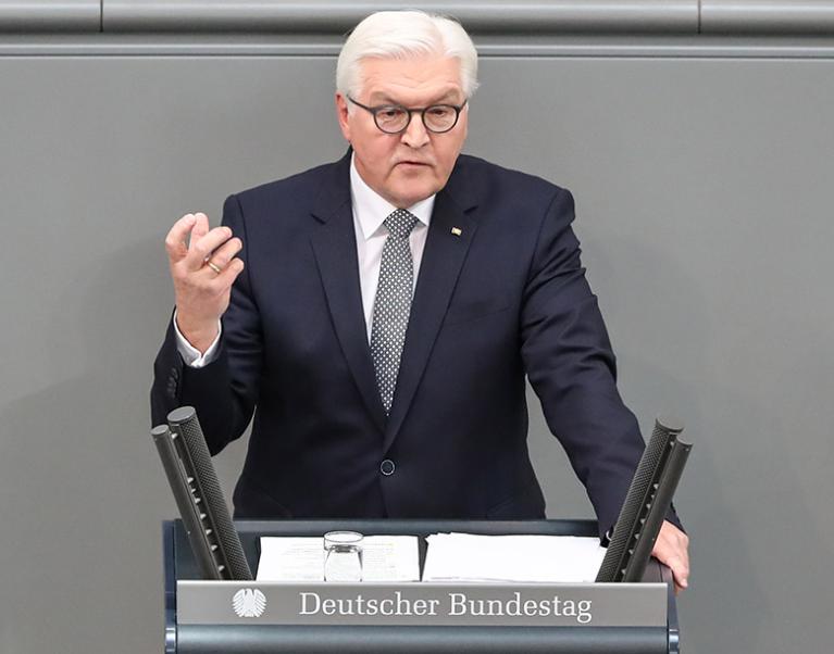 德国政坛拉响警报！就在选择党和魏德尔不断“逼宫”默茨时，德国总统施泰因迈尔坐不住