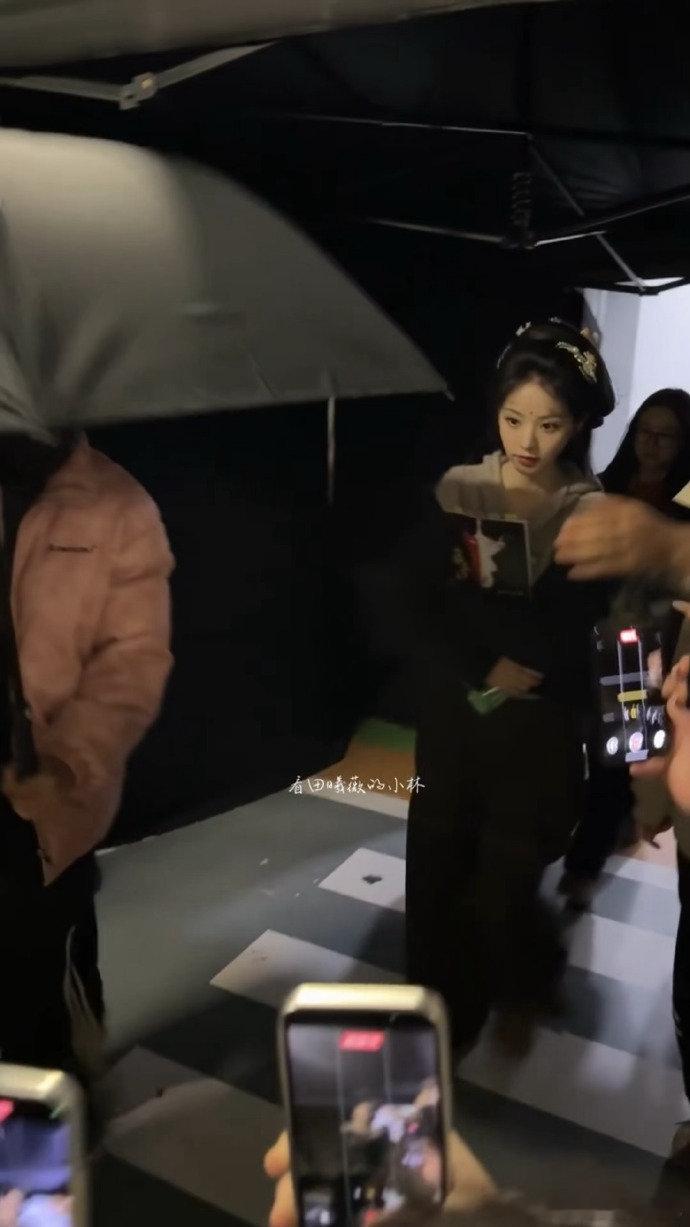 田曦薇嫁金钗眉间一点红田曦薇眉间红点花钿田曦薇嫁金钗眉间一点红，田曦薇眉间红