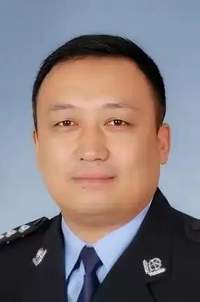 离谱到家了！拿着铁饭碗、手握大权，放着安稳日子不过，非要作死乱伸手，这下好了，直