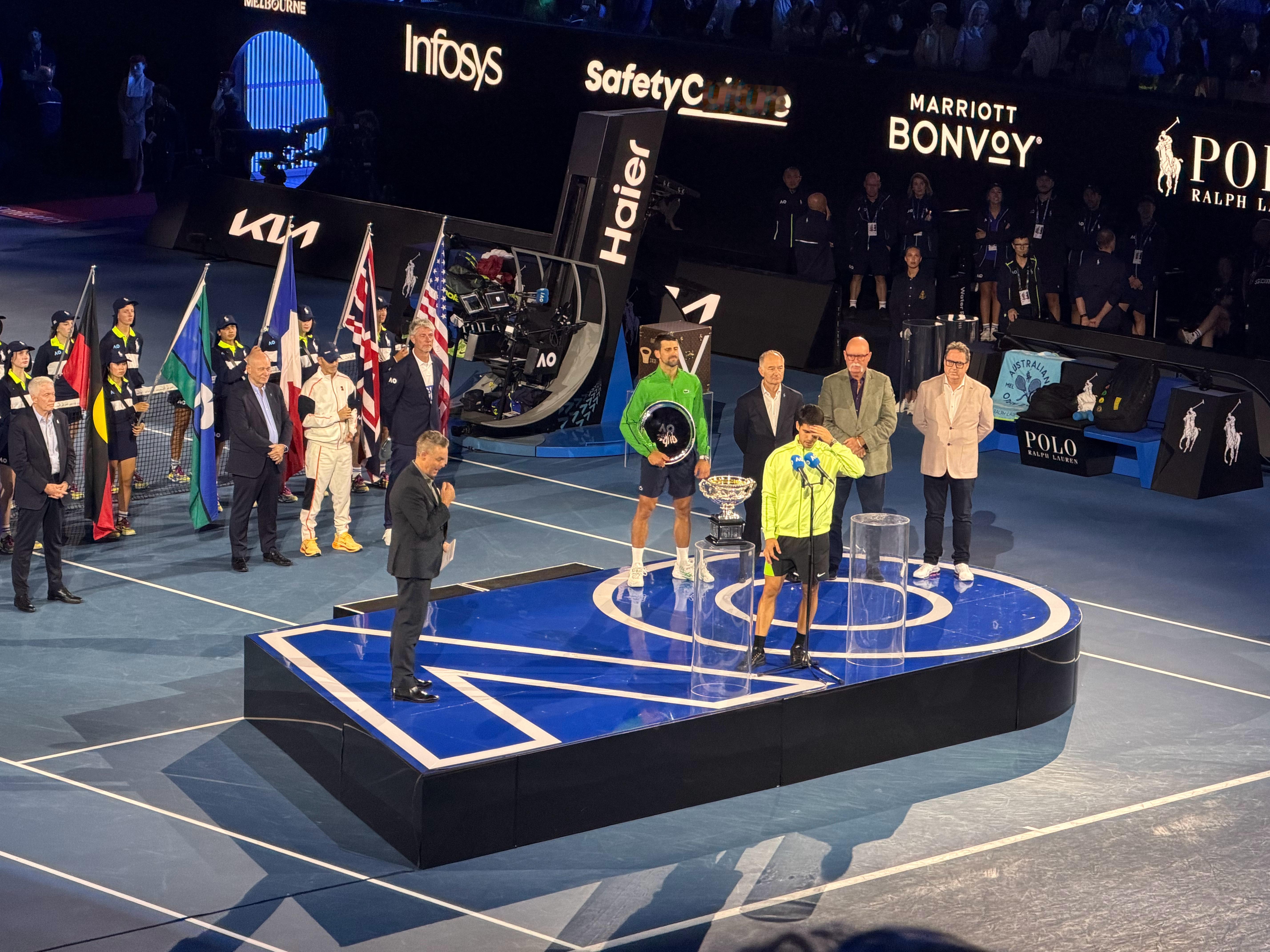 阿尔卡拉斯夺冠太逗了，颁奖仪式德约领奖前的“领导”讲话环节，讲到逗号的时候看台上