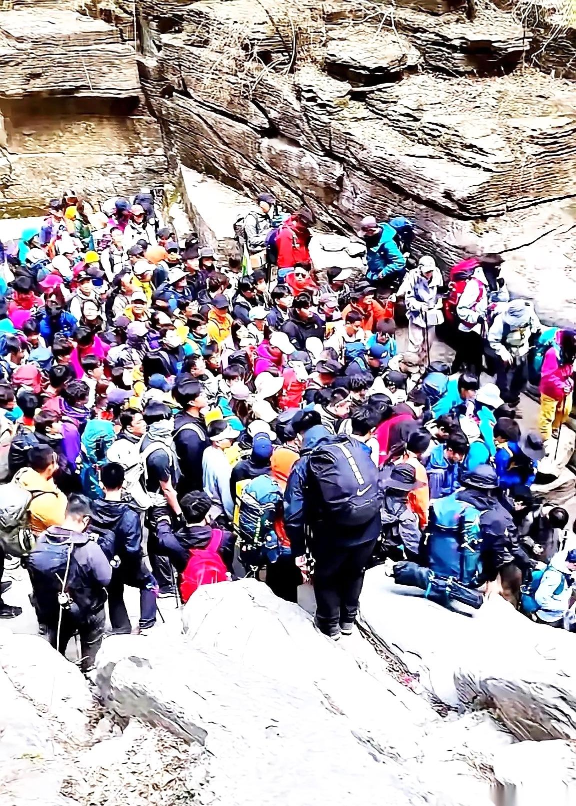 进山徒步真的要留心！千万别跟背包挂着“小短腿”玩偶的人走太近！一开始只当是普