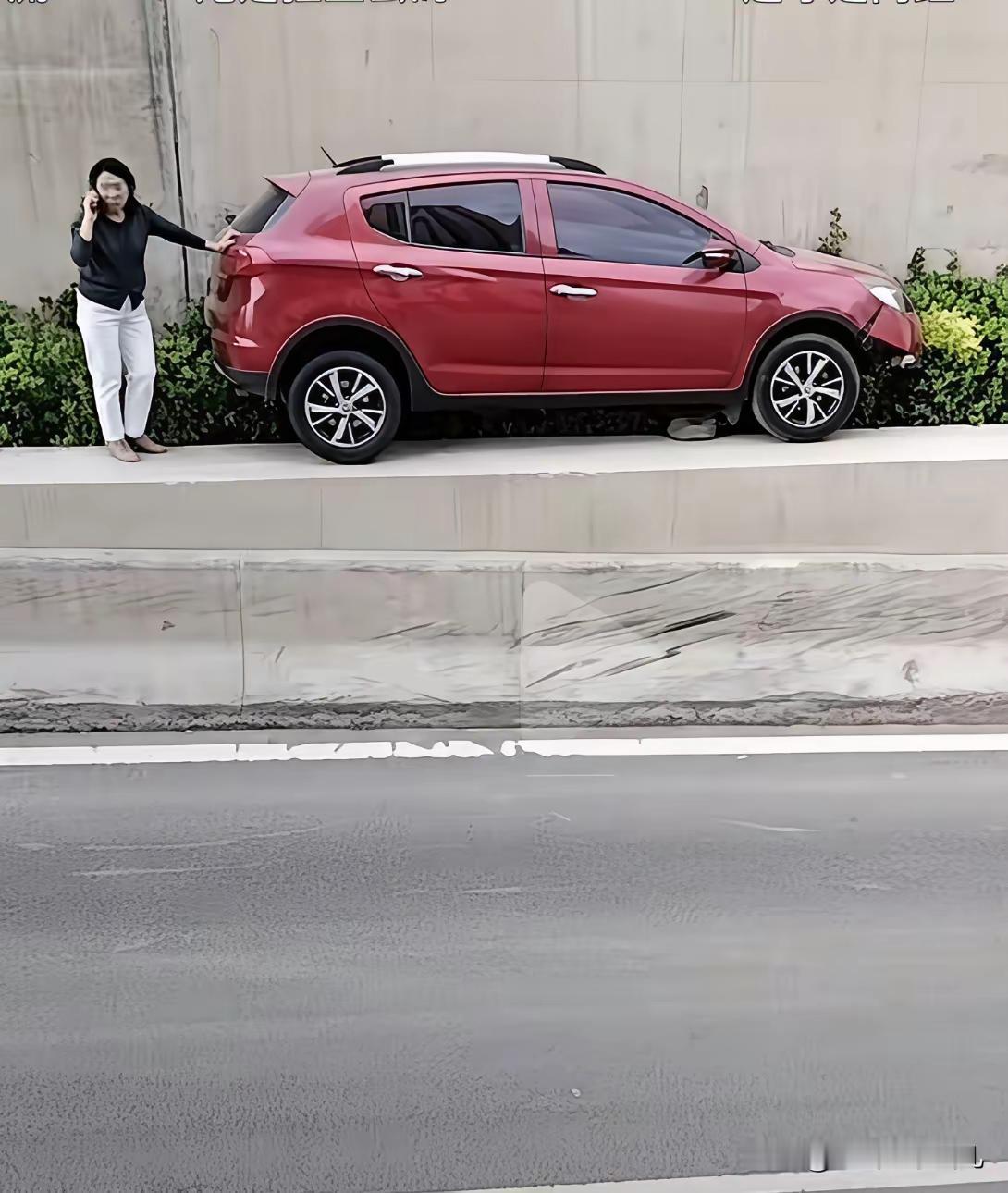 太原女司机飞车上路肩结果只能说是万幸!据报道，此人是发微信时，车飞出去的!