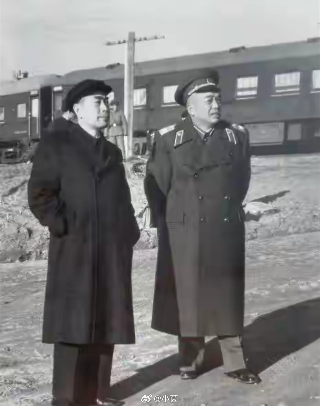 位开国元勋经典同框。作为新中国的立国之战，1953年抗美援朝取得伟大胜利，彭德怀