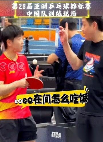 我真的要被我们家莎莎笑死。邱指导一脸操心地问：“你带碗了吗？”我们莎莎，估计
