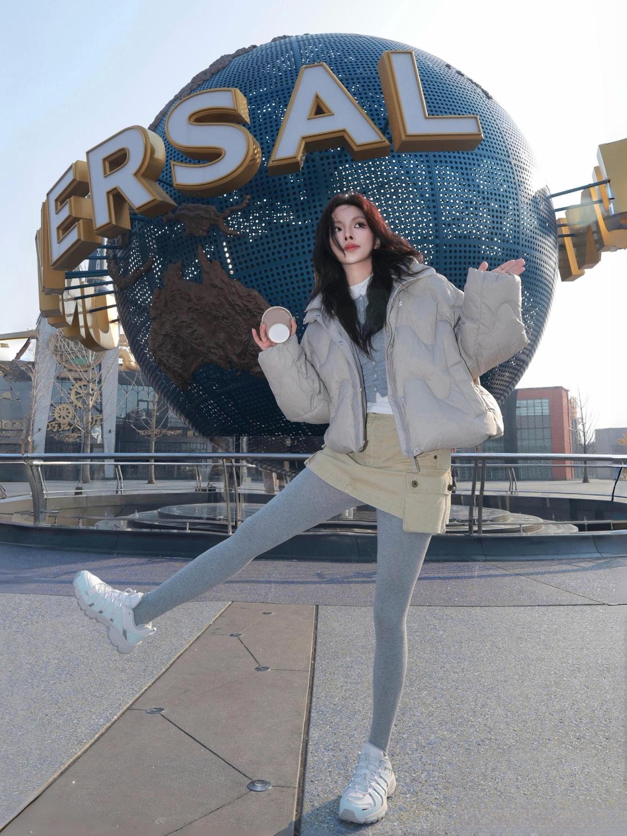 这套穿搭是松弛甜酷的冬日轻羽绒休闲风，把保暖舒适和青春活力结合得很自然。浅卡其宽