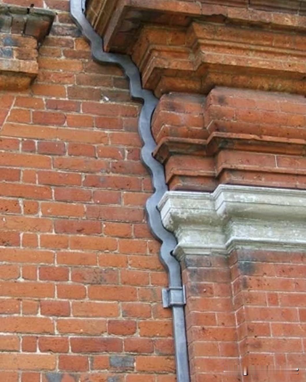 当连雨水管也如此尊重建筑时🤔待何时