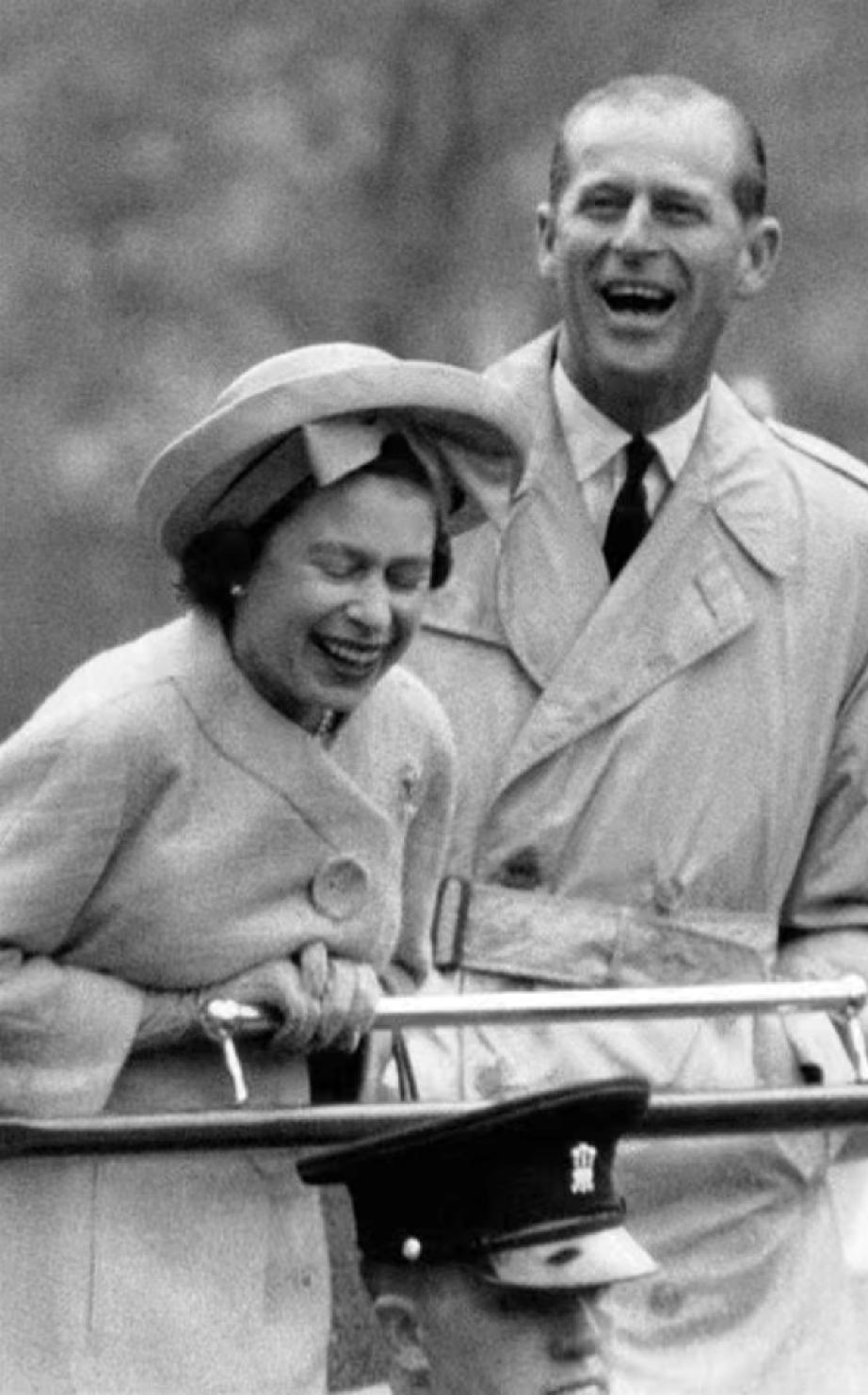 英女王伊丽莎白二世是个快乐的女人。她的丈夫菲利普亲王英俊又潇洒，夫妻俩好开心，
