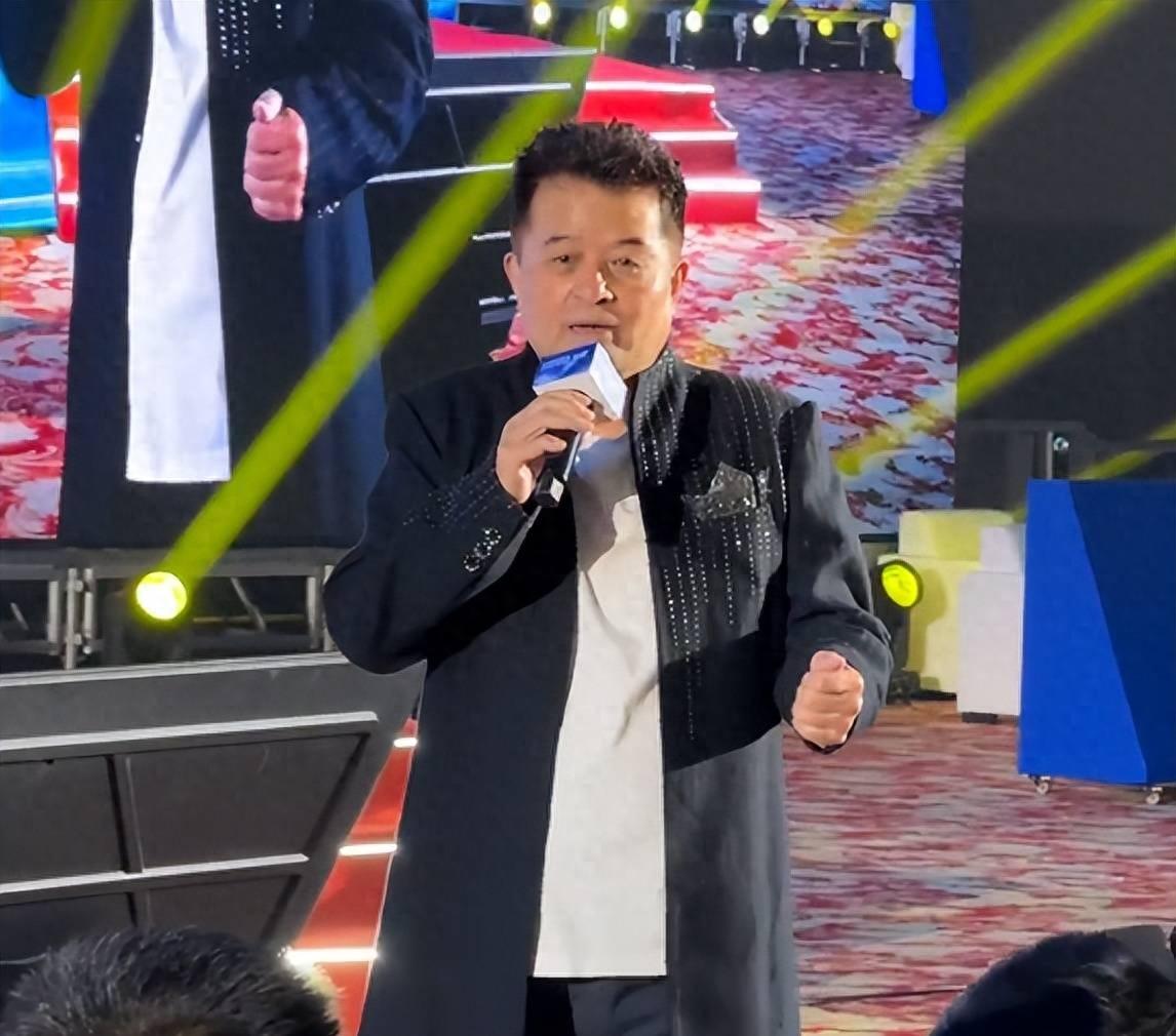 岁毕福剑太唏嘘别以为他是真落魄，网传单场商演就20万，根本不缺钱！可谁能料到，当