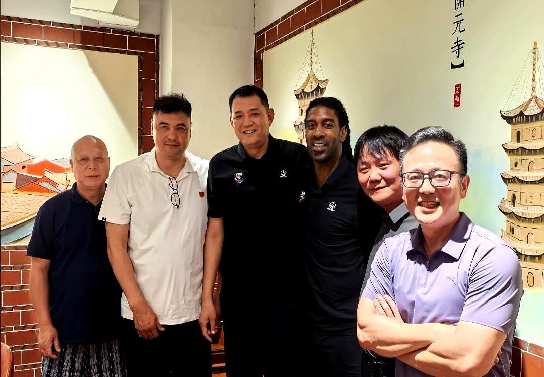 这局组得是真邪门，梅奥左边坐着巩晓彬，右边坐着刘玉栋，这画面搁五年前谁敢信？外