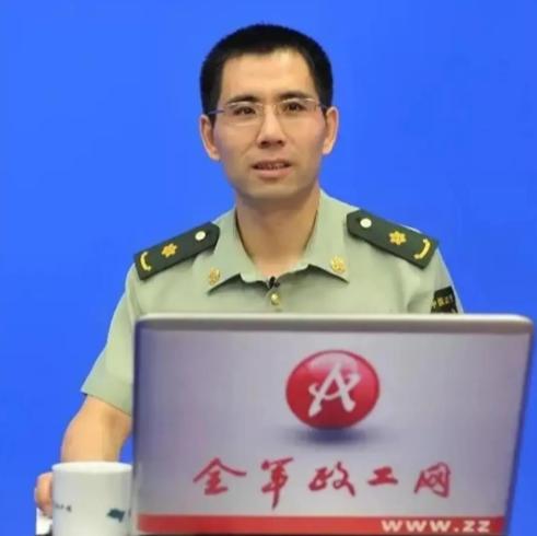 内蒙古一光棍收养两个月大男婴，含辛茹苦把他养大。40年后，男孩当上了武警上校军官