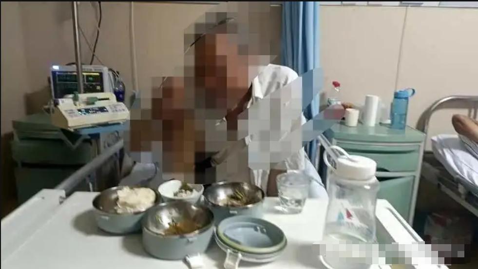 22年瘫痪母亲去世，儿子没掉一滴泪！他一句话让所有人沉默了...都说“久病床前