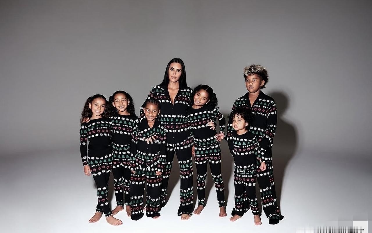 金卡戴珊的圣诞全家福，从来不是拍给家人看的。那三套亲子睡衣，是提前半个月筹备的
