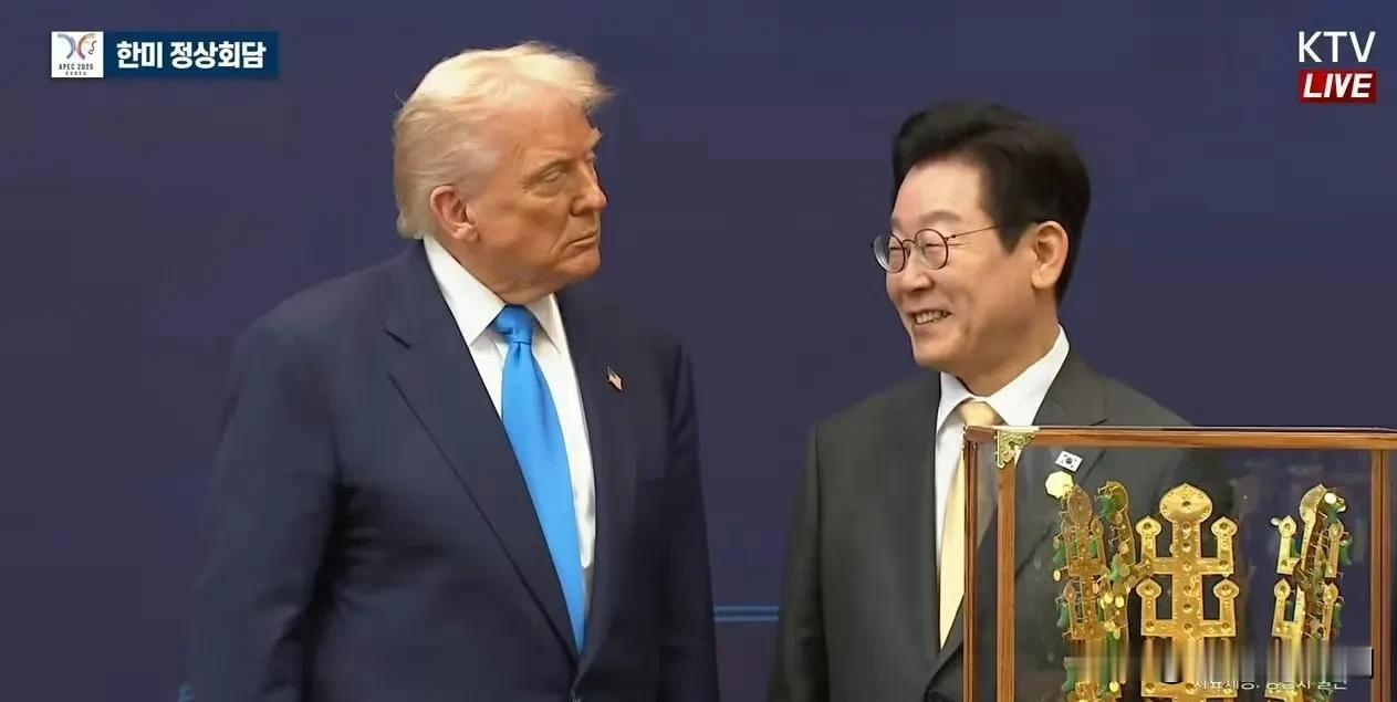 李在明真会玩啊，这边美国人正骂川普想当国王，他就送给来访的川普一顶王冠，说是为了