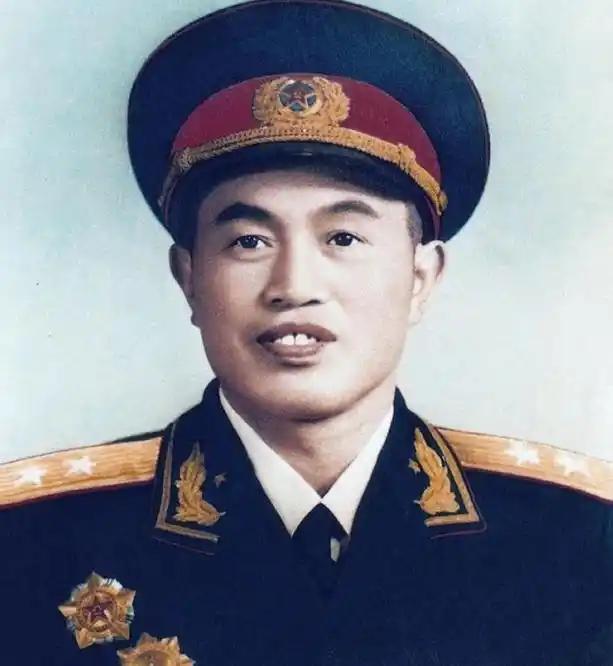 1969年，兰州军区司令皮定钧在外视察，路过一村庄时，发现几个赤裸身体的姑娘，皮