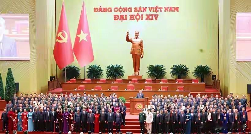 以这样的方式拍照，就是为了凸显苏林的核心地位，在闭幕会的主席台上，众代表分列两班