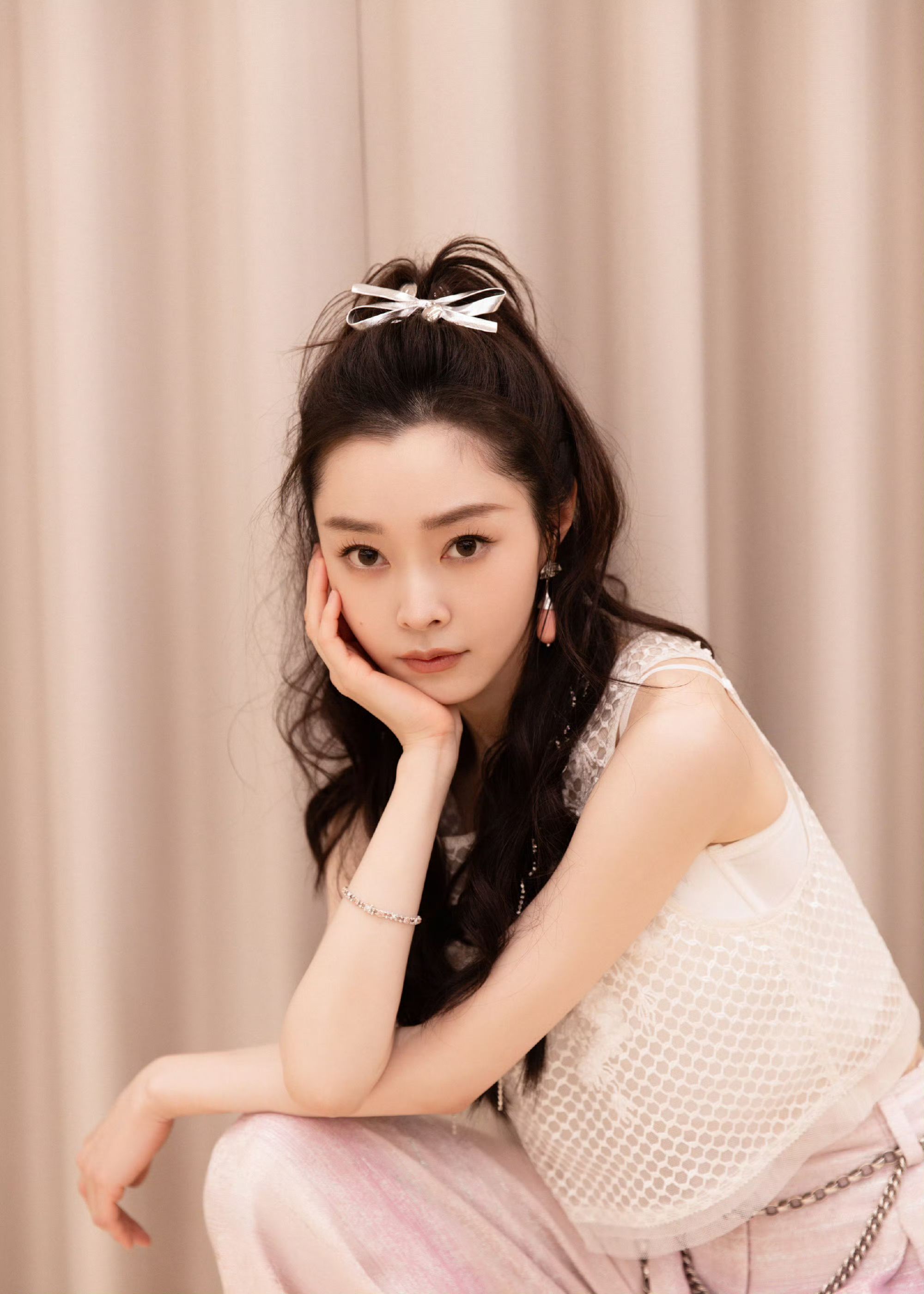 笑话一则：大妈上了高铁，发现一小伙坐了自己位置，她上前说：小伙，我不认识字，帮我
