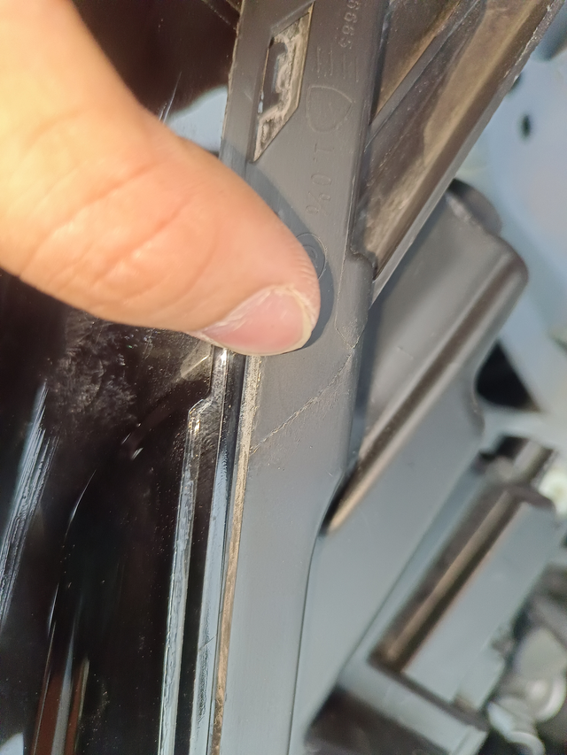 修车成功被坑我因为被撞了换了一个大灯，然后承诺的是原厂，结果给我换了一个九成新