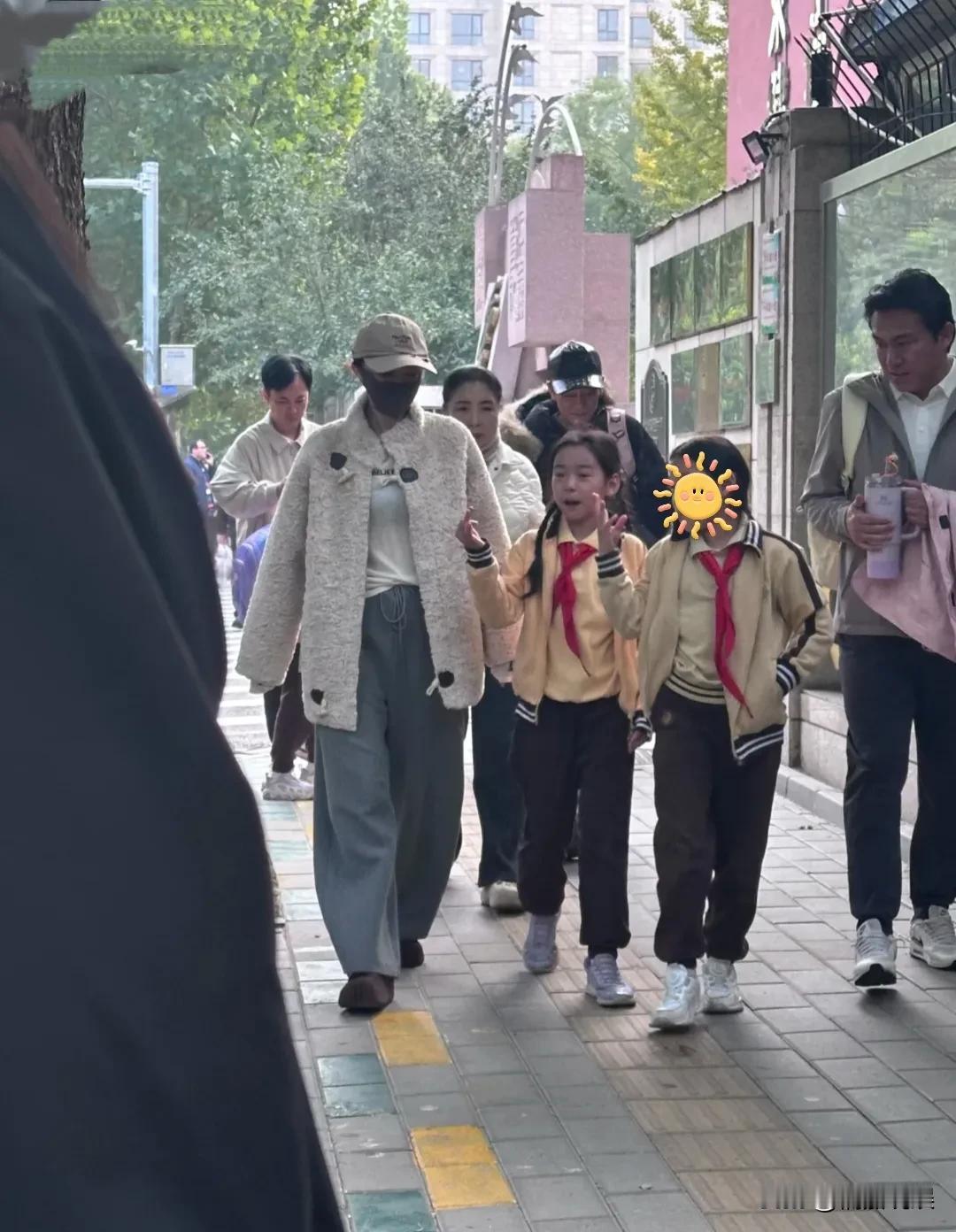 董璇和妈妈去接小酒窝放学,董璇穿着宽松,一件外套配阔腿裤,小酒窝一边走一边和妈妈