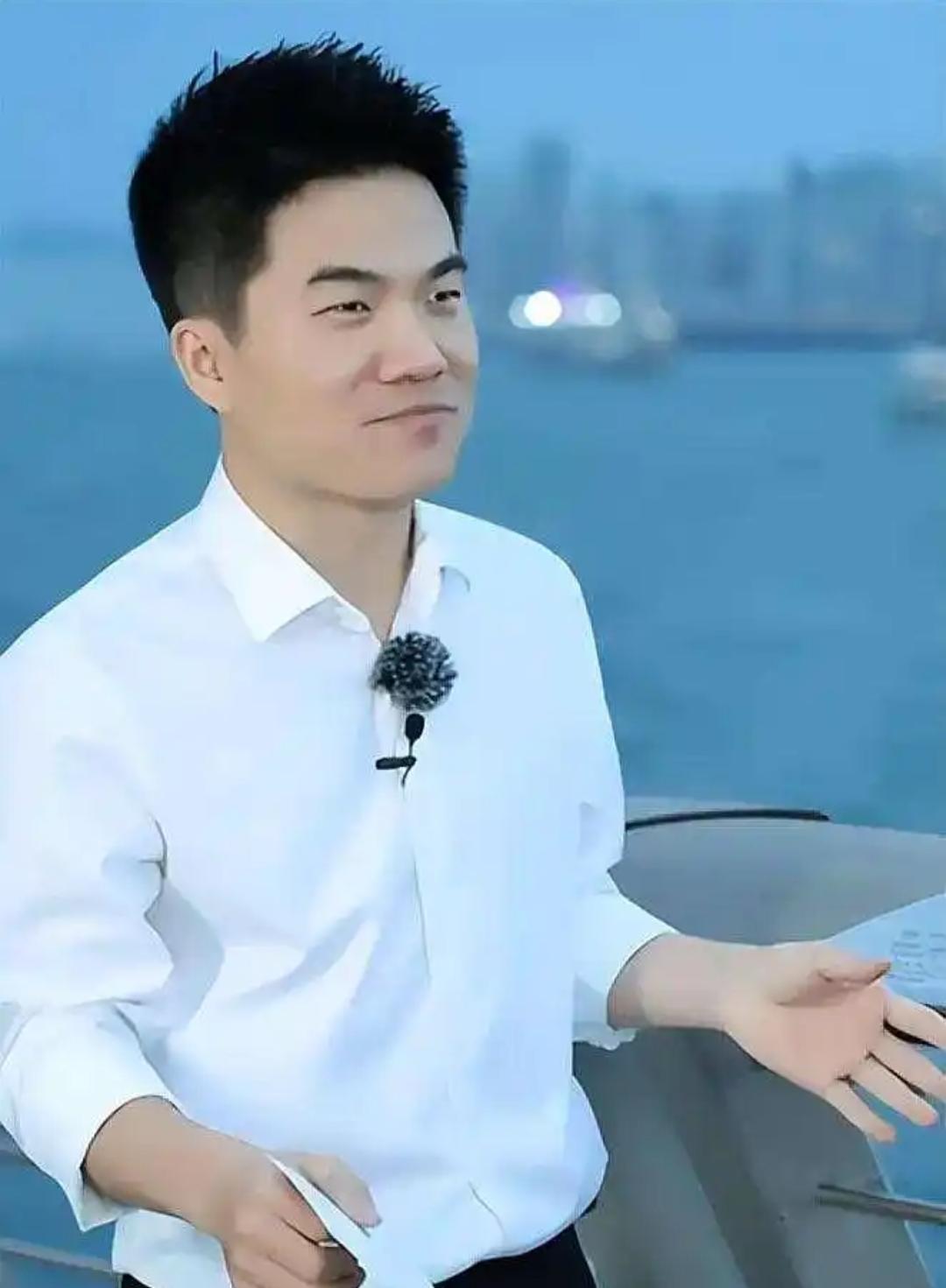 董宇辉的直播名场面让人印象深刻：当着几十万人的面卖打印机，对滞销产品的厂家代表直