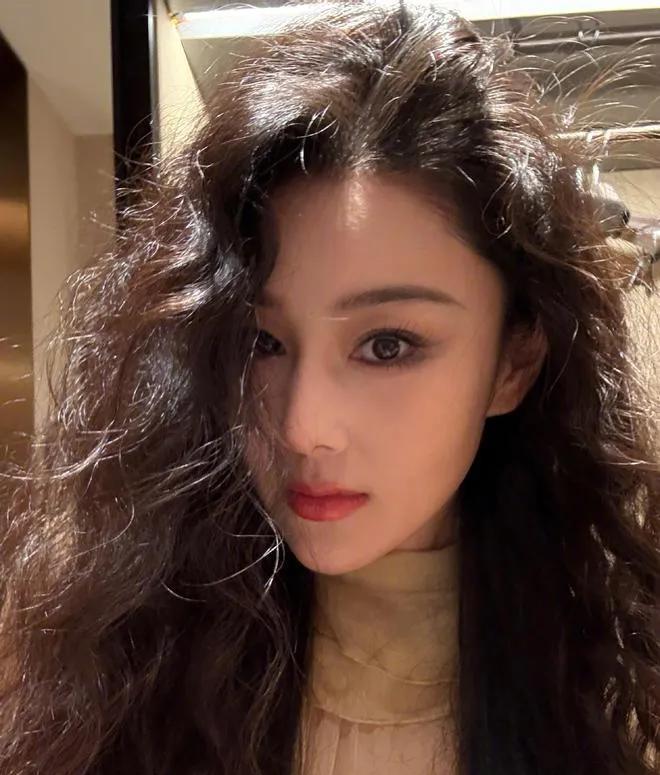 张馨予说，她特别满意现在的生活，她老公特别宠她、爱她、尊重她、支持她。如果当年