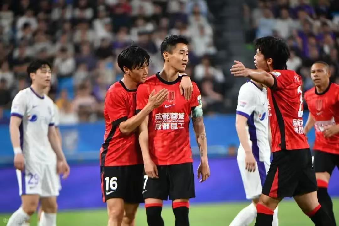 韦世豪梅开二度，如二记耳光回击现场辱骂者。蓉城2：1复仇津门虎，去年有多嚣张，今