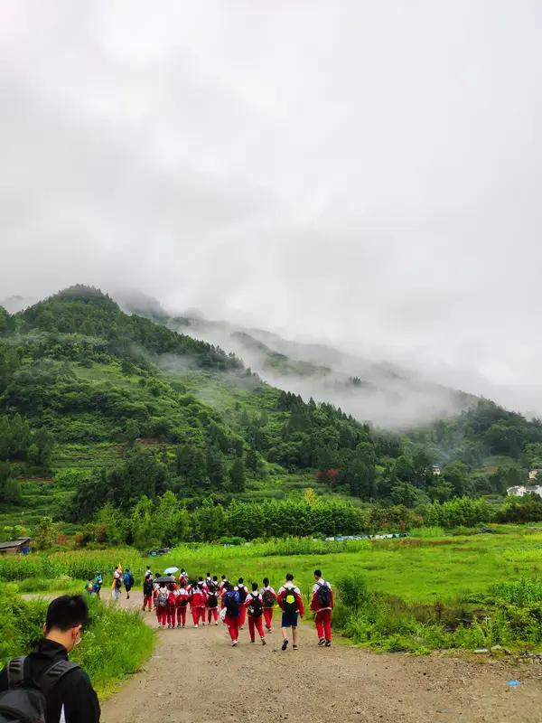 教师太听话了，真的不太好！发这句感慨，是因为我们学校的学生研学活动。旅行社定