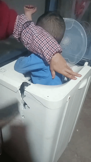 现在的孩子真是太调皮了！竟然钻进洗衣机滚筒里？卡住出不来了？孩子妈妈无奈之下