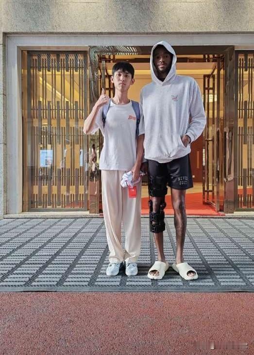 萨姆纳留队有悬念！近期，有广州球迷分享与萨姆纳的合影，后者左腿仍然绑上护具，与